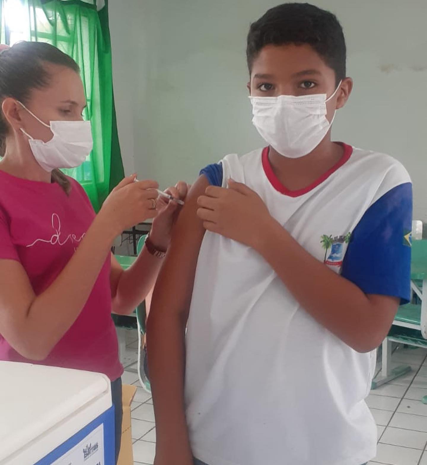 Alunos da rede municipal de ensino tomam vacina contra covid-19