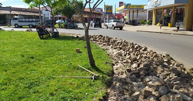 Prefeitura de Barras dá início à reconstrução de três rotatórias da cidade