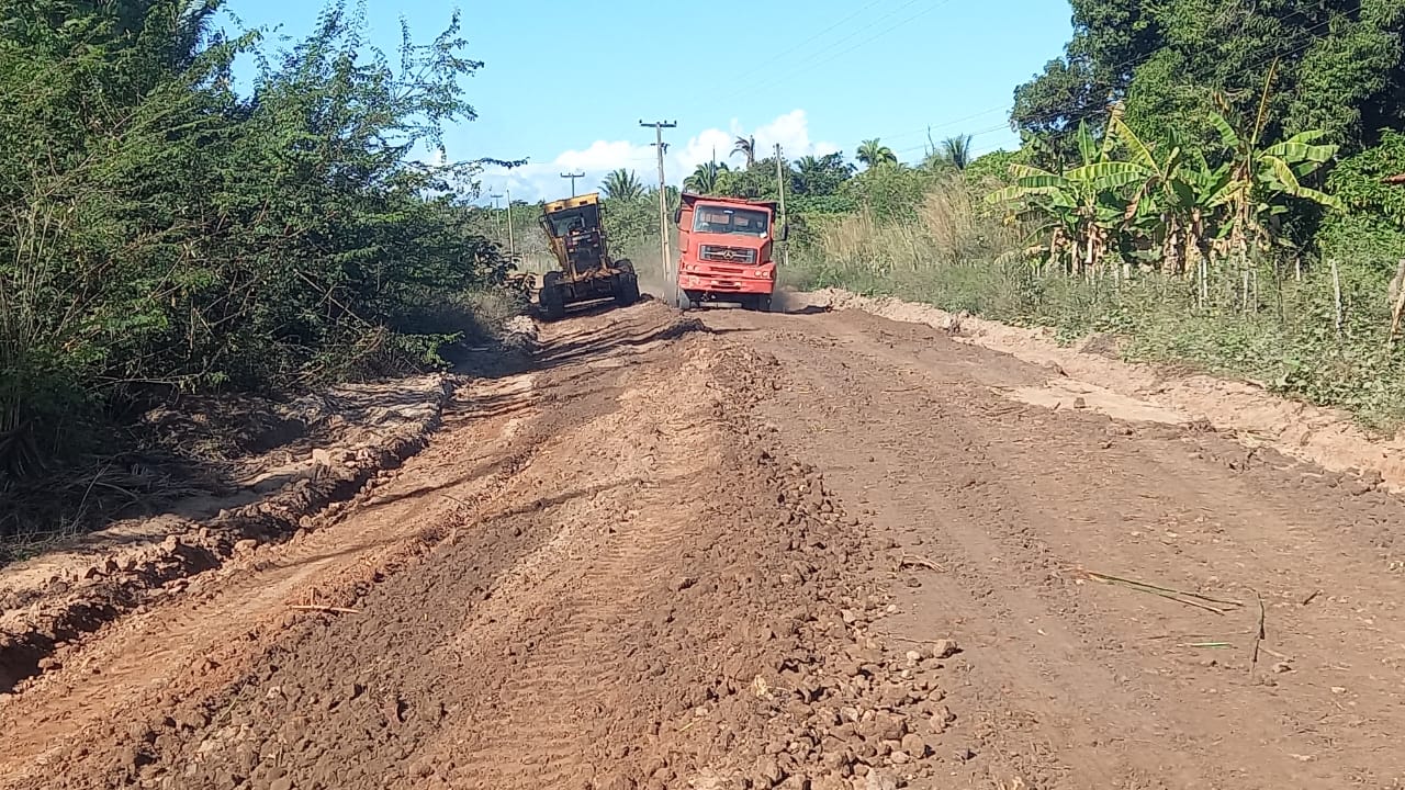 Prefeitura de Barras manda asfaltar a PI 110 da localidade Angical até a divisa com Miguel Alves
