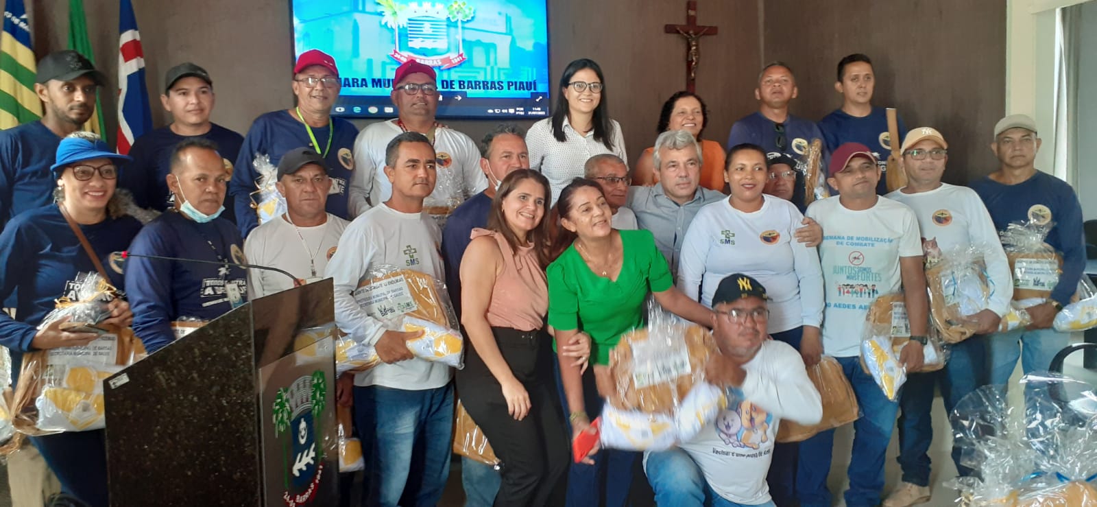 Saúde entrega equipamentos e uniformes para agentes de Saúde e de Endemias