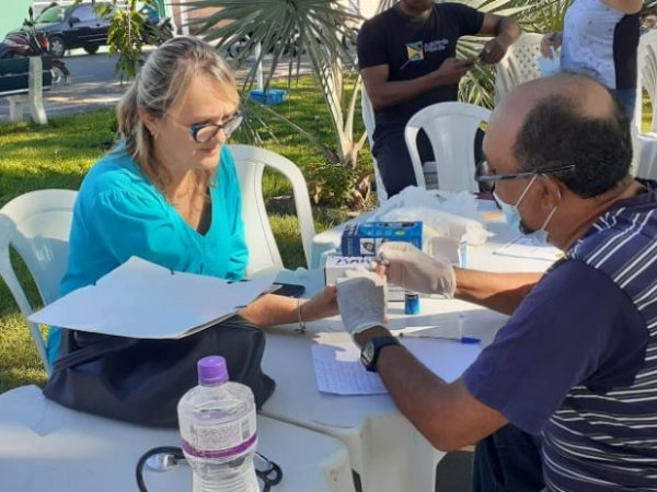 Saúde reúne público para oferecer serviços em praça de Barras