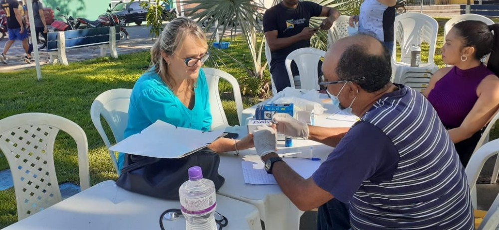 Saúde reúne público para oferecer serviços em praça de Barras