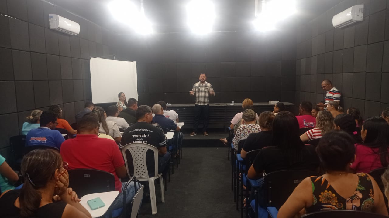 Secretaria de Educação realiza reunião com servidores para discutir situação financeira