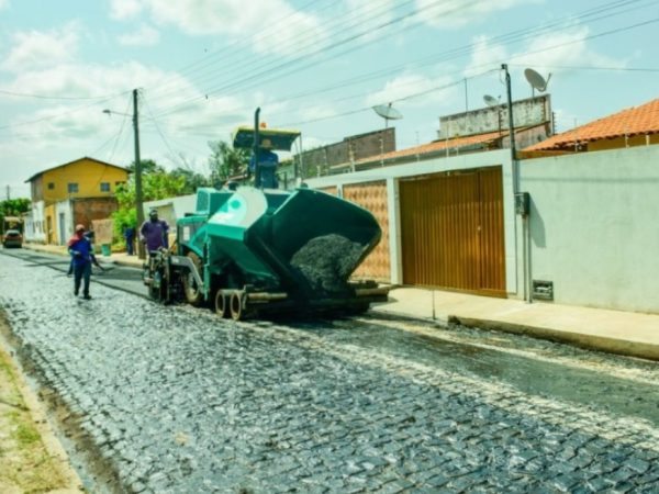 Prefeitura de Barras dá início à obra de asfaltamento do Bairro de Fátima.