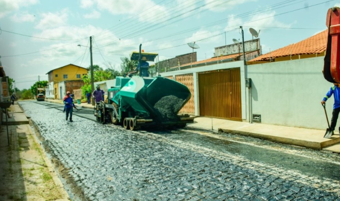 Prefeitura de Barras dá início à obra de asfaltamento do Bairro de Fátima.