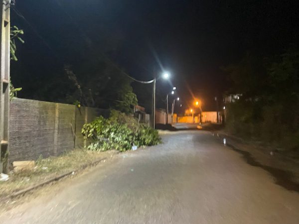 Prefeitura de Barras manda iluminar rua de acesso ao bairro Vila França