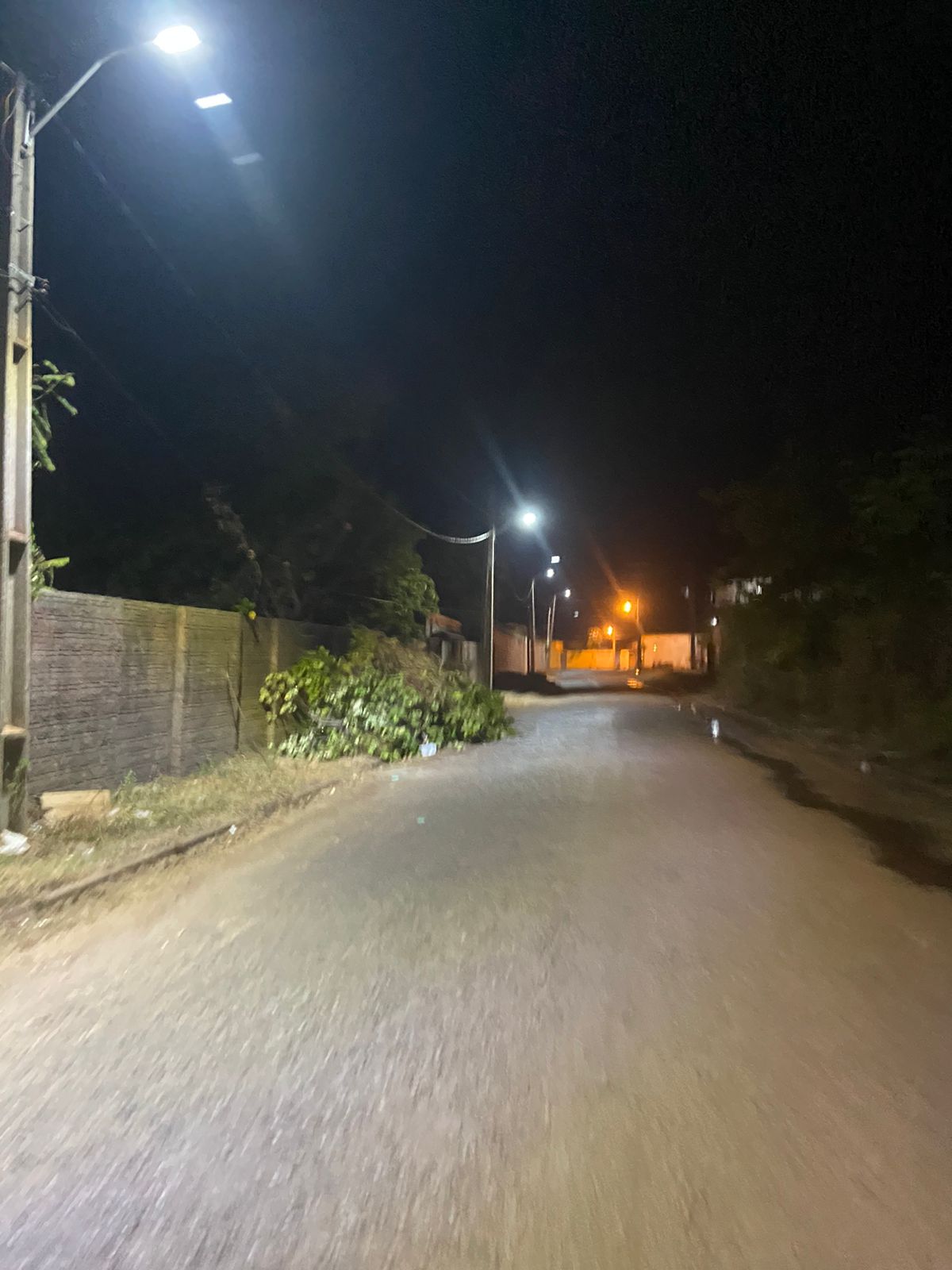 Prefeitura de Barras manda iluminar rua de acesso ao bairro Vila França