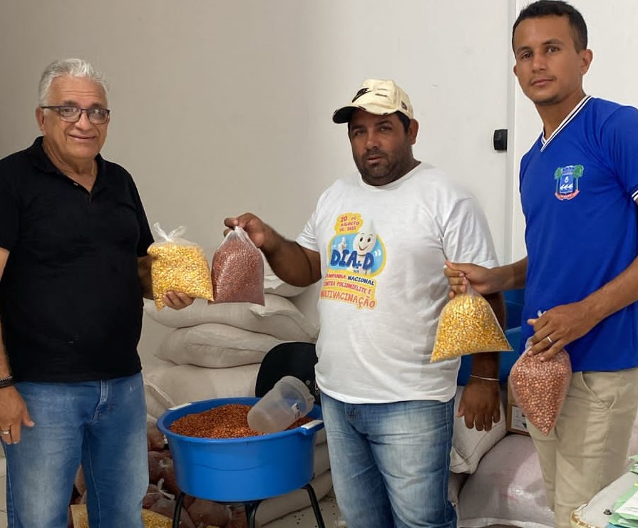 Agricultores de Barras recebem sementes de milho, feijão e mudas de caju precoce