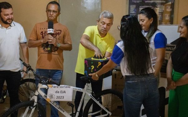 Prefeitura de Barras premia alunos que tiveram mais de 70% da frequência escolar