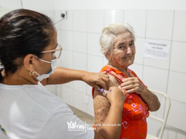 Prefeitura de Barras, através da secretaria de Saúde, imuniza a população contra a influenza