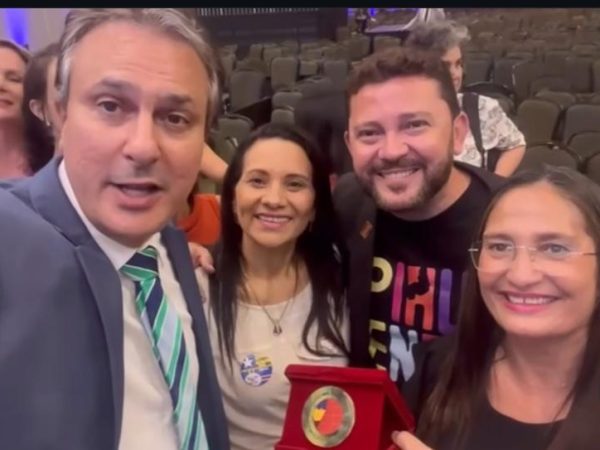 Barras é condecoradas com o Selo Nacional do Compromisso com a Alfabetização