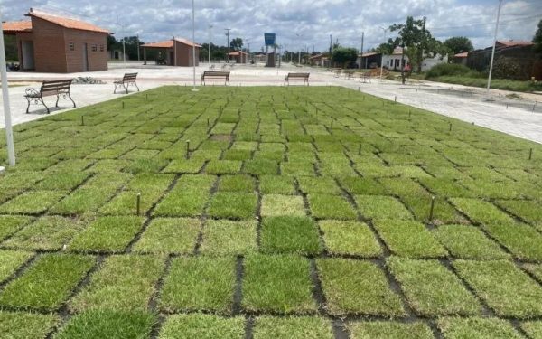 Praça dos Residenciais em fase de jardinagem e finalização da área de lazer para os moradores