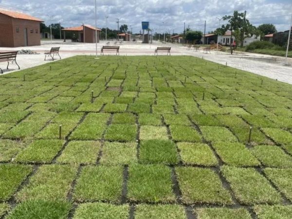 Praça dos Residenciais em fase de jardinagem e finalização da área de lazer para os moradores