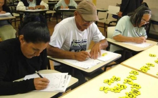 Barras divulga edital para alfabetizadores de Jovens e Adultos e Idosos