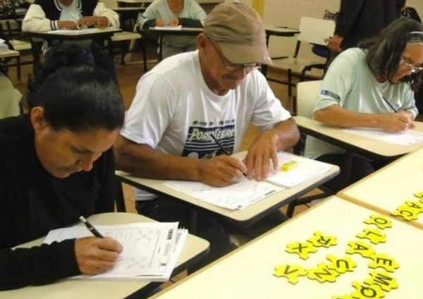 Barras divulga edital para alfabetizadores de Jovens e Adultos e Idosos
