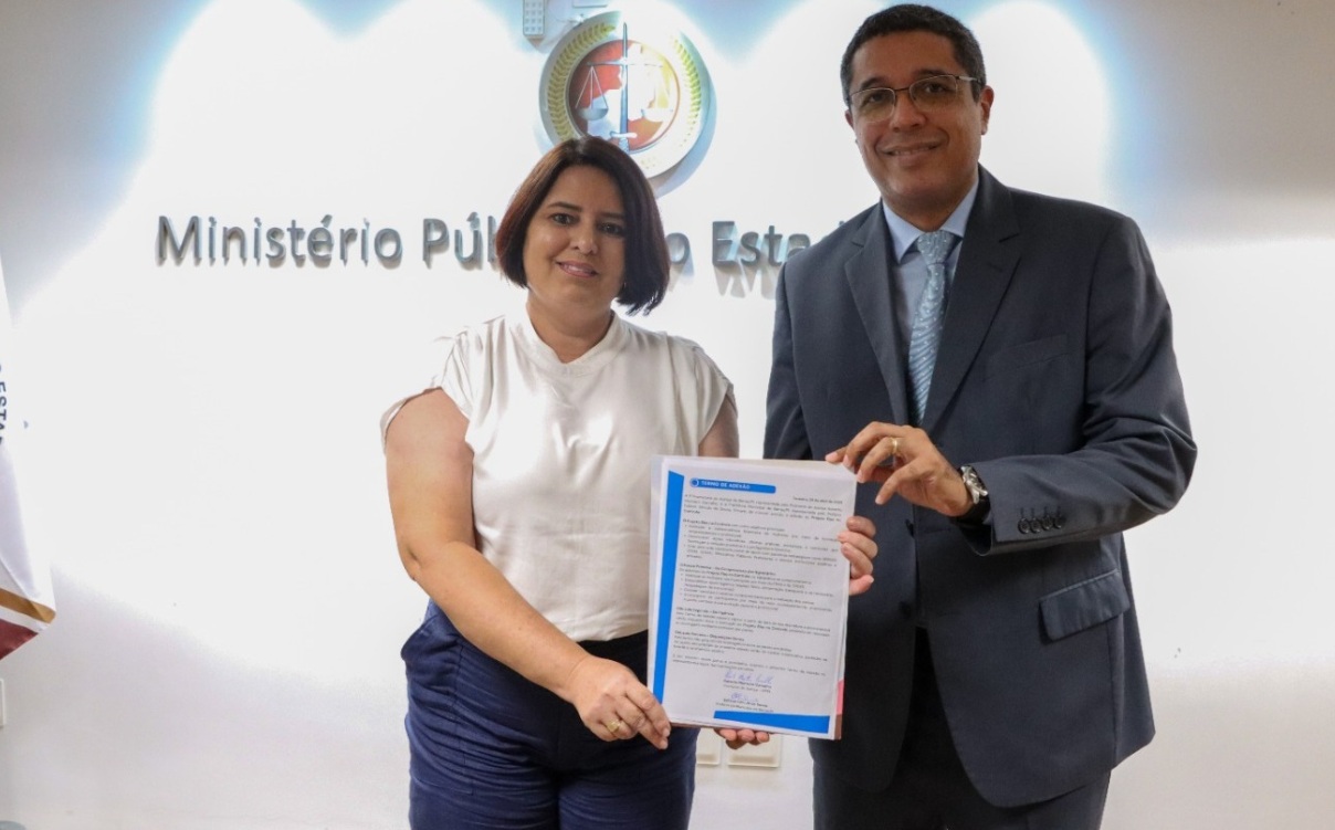 Secretária Edneida Fortes assina adesão a projeto de empoderamento de mulheres